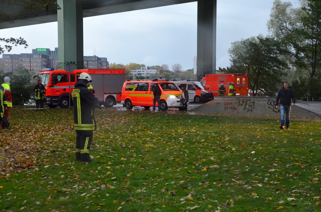 Einsatz BF Hoehenretter Koelner Seilbahn Hoehe Zoobruecke P2177.JPG